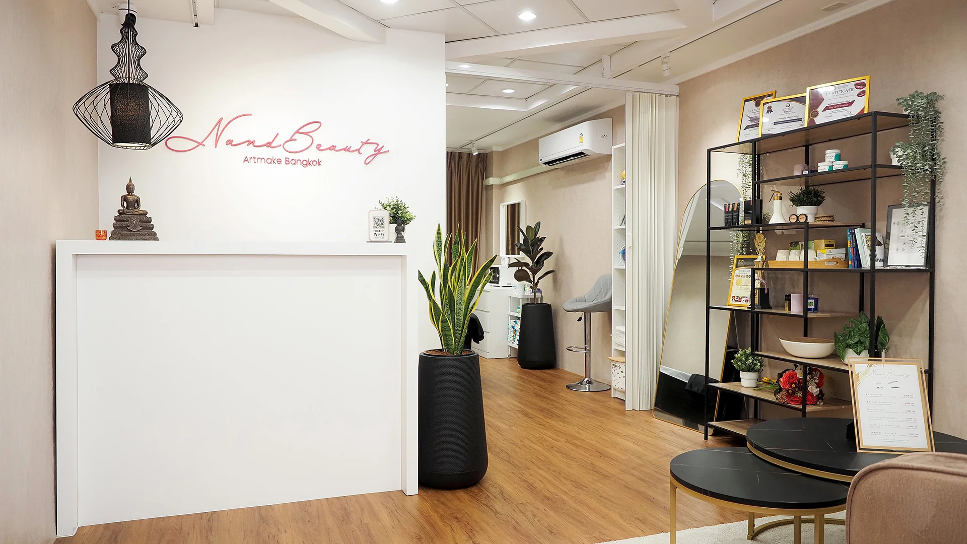 バンコクのアートメイクサロン N&Beauty の店舗内装
