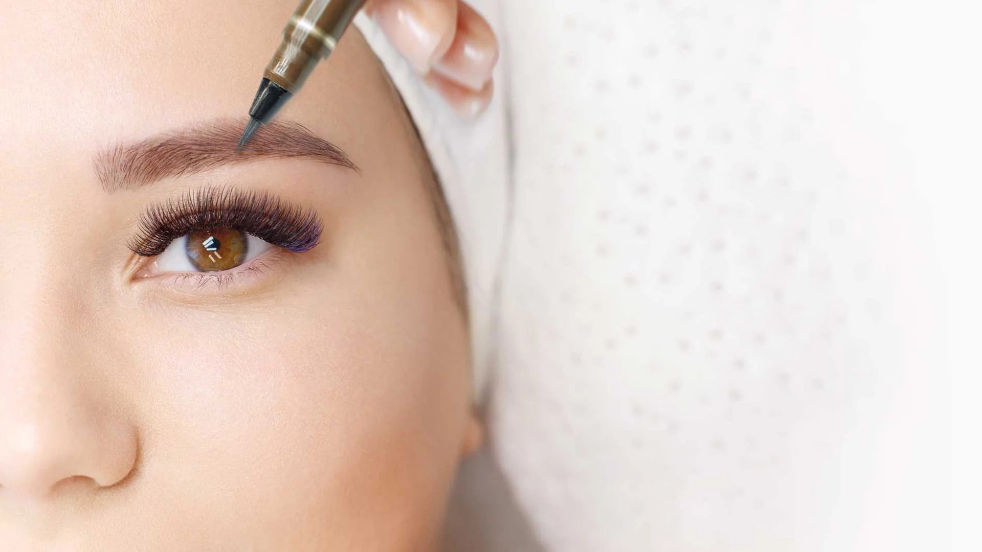 N&Beauty バンコクでの眉毛アートメイク施術の様子