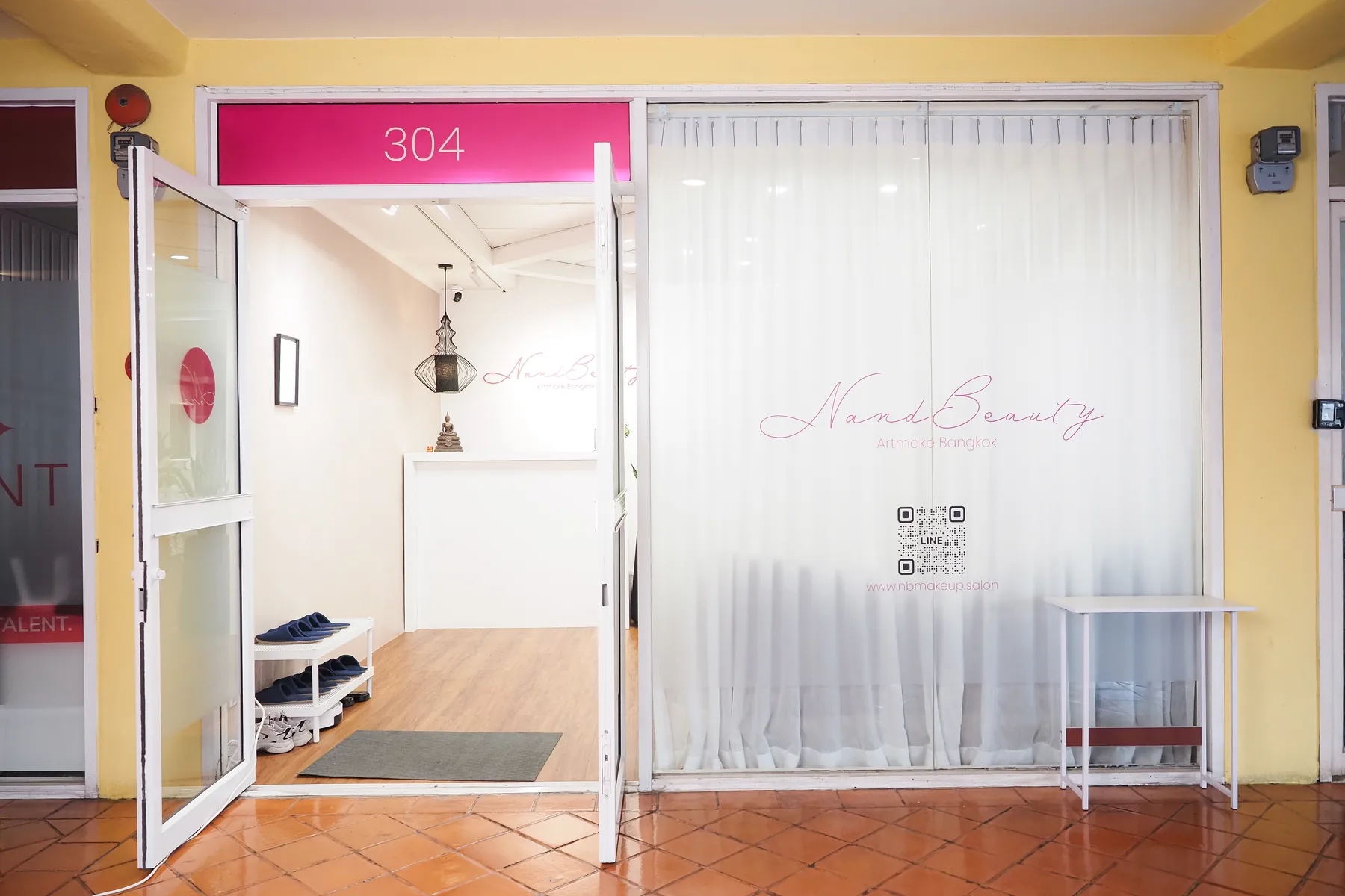 バンコク・アソークのアートメイクサロン N&Beauty の入口