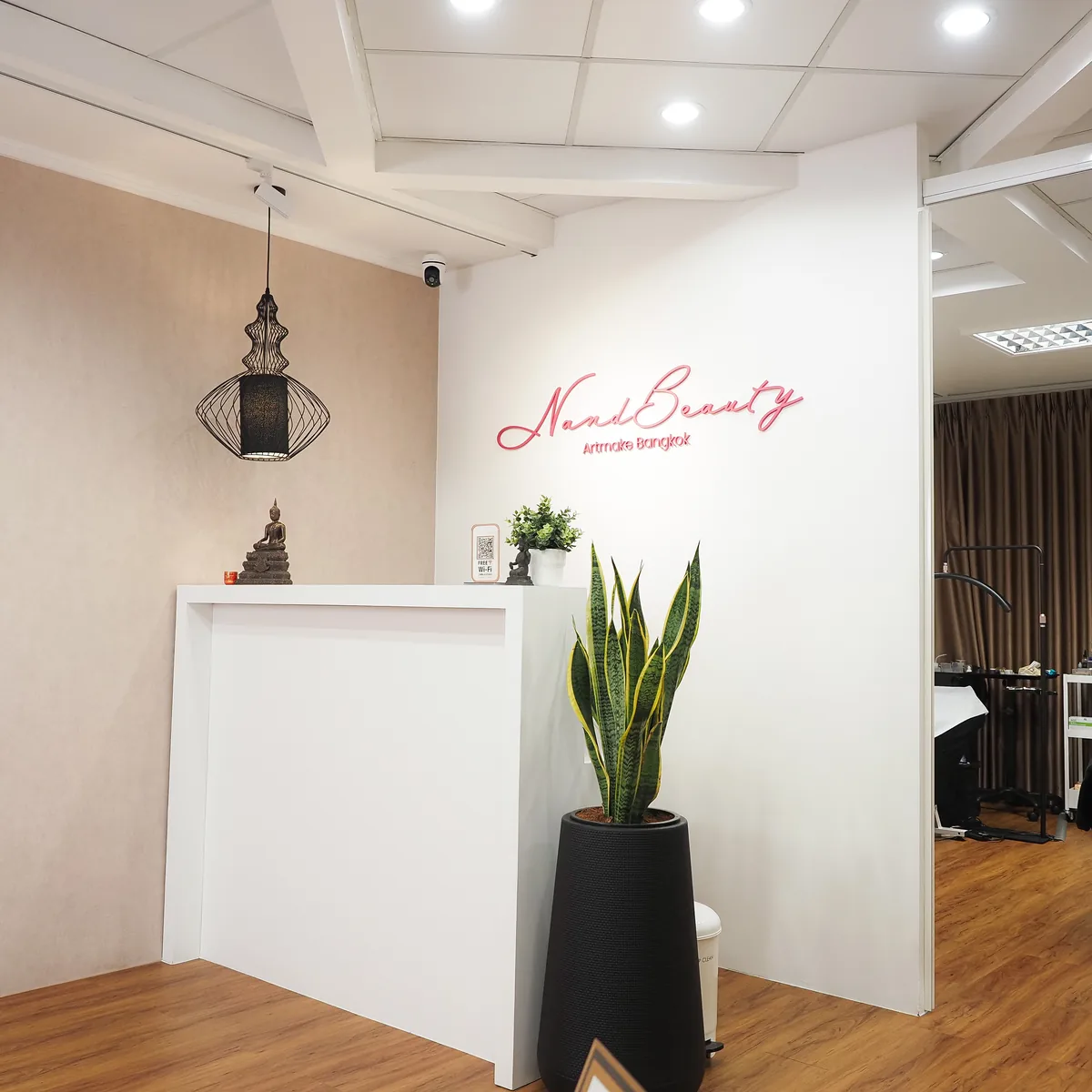 バンコク・アソークのアートメイクサロン N&Beauty の受付・店内